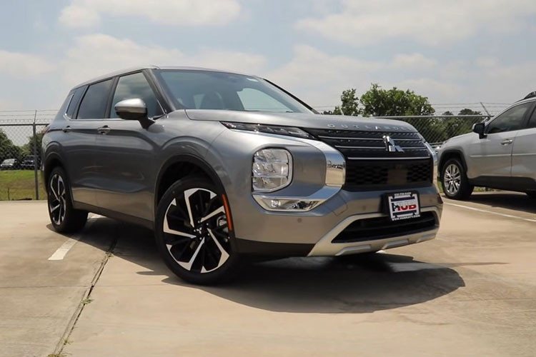 Mới đây, một Reviewer người Việt đã có cơ hội trải nghiệm, cầm lái thực tế chiếc Mitsubishi Outlander 2022 mới. Được biết, đây là thế hệ thứ 4 của mẫu Crossover (CUV) đến từ Nhật Bản đã trình làng hồi đầu năm với sự "lột xác" toàn diện từ trong ra ngoài nhằm xóa bỏ hình ảnh nhạt nhòa của Mitsubishi Outlander đang bán hiện nay. 