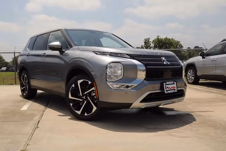 Mới đây, một Reviewer người Việt đã có cơ hội trải nghiệm, cầm lái thực tế chiếc Mitsubishi Outlander 2022 mới. Được biết, đây là thế hệ thứ 4 của mẫu Crossover (CUV) đến từ Nhật Bản đã trình làng hồi đầu năm với sự "lột xác" toàn diện từ trong ra ngoài nhằm xóa bỏ hình ảnh nhạt nhòa của Mitsubishi Outlander đang bán hiện nay. 
