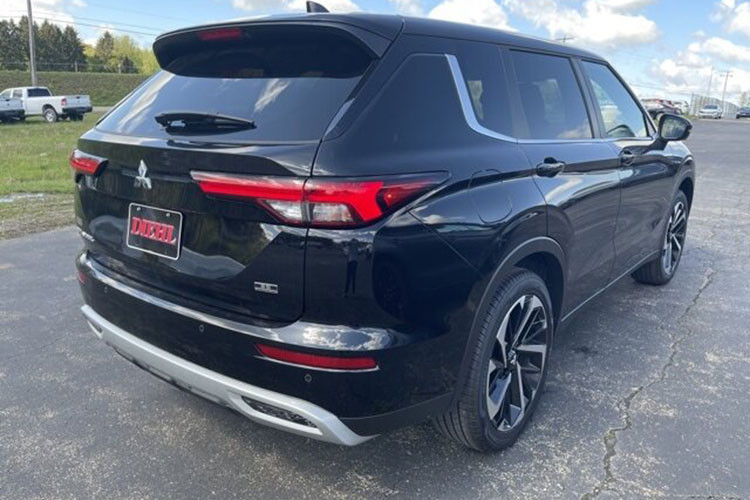 Không như phần thân, đuôi xe Mitsubishi Outlander thế hệ thứ 4 có thiết kế tương đối đơn giản, các chi tiết được hạn chế để giảm bớt sự rối mắt khi nhìn thực tế. Tuy nhiên, cách bố trí này có vẻ hơi đơn giản so với kỳ vọng của nhiều người, đặc biệt là cụm đèn hậu. Mẫu xe này cũng sử dụng ốp giả ở cản sau mang đến sự hầm hố hơn cho xe. 