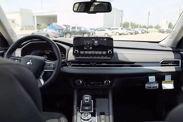 Xe được gia tăng 50 mm chiều rộng, 37 mm chiều cao và tăng thêm 35 mm chiều dài trục cơ sở so với mô hình cũ. Cụ thể, Dài x Rộng x Cao lần lượt là 4.680 x 1.860 x cao 1.747 (mm), chiều dài cơ sở đạt 2.705 mm. Không gian nội thất với thay đổi về thiết kế, khiến nó trẻ trung nhất phân khúc hiện nay. Không những vậy, những vật liệu sử dụng ở đây cũng được cách tân với nhựa mềm giả da thay vì nhựa cứng như trước.