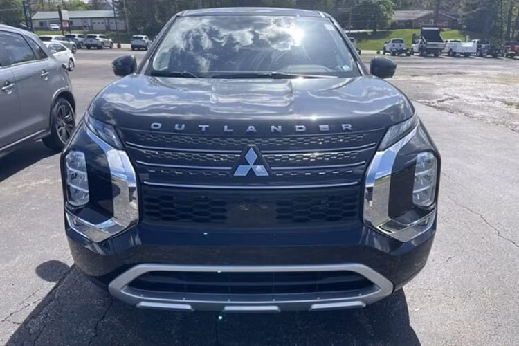 Trong khi đó, mặt ca-lăng của xe tuân theo phong cách đặc trưng của các mẫu xe Mitsubishi với phần mặt nạ chữ "X" mạ crom nổi bật. Ngoài ra, sự tinh tế của xe còn thể hiện ở những thành crom vắt ngang với kích thước thanh mảnh hơn đời trước kết hợp hài hòa với các vân lưới dạng tổ ong.