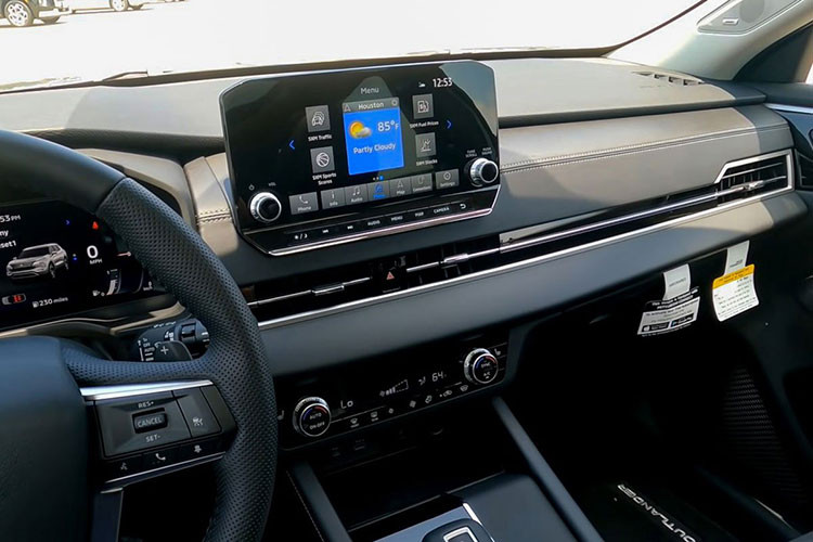 Ở bản cũ, Mitsubishi Outlander mang đến cho người dùng thiết kế màn hình chìm trong táp-lô thì mẫu xe All New này đã có màn hình đặt nổi trên táp-lô. Hơn nữa, kích thước màn hình giải trí đã tăng từ 7 inch lên 10,8 inch hỗ trợ kết nối Apple CarPlay/Android Auto không dây sẽ là điểm khác biệt so với các đối thủ. Núm xoay cụm điều hòa giờ đây cũng gọn gàng, thẩm mỹ hơn "người tiền nhiệm" vẫn bị chê là khá rẻ tiền.