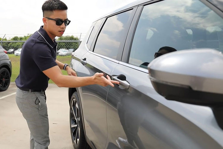 Bước sang thế hệ thứ 4, mẫu xe CUV Mitsubishi Outlander 2022 sở hữu thiết kế đầu xe với điểm nhấn là cụm đèn pha hạ thấp giống Pajero Sport sử dụng công nghệ LED và tích hợp đèn bổ trợ góc lái và đèn sương mù. Ở đời mới, Mitsubishi Outlander sở hữu dải LED định vị ban ngày kiêm đèn xi-nhan được gắn liền trên nắp ca-pô khá tinh tế.