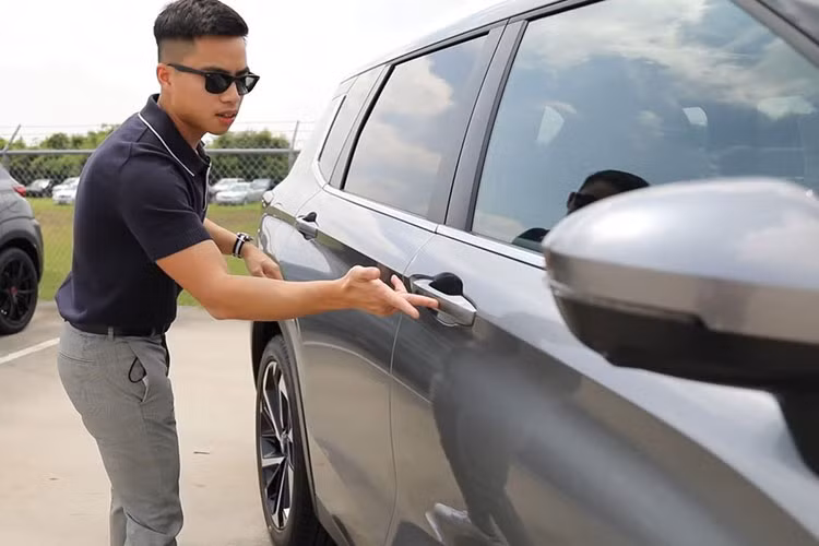 Bước sang thế hệ thứ 4, mẫu xe CUV Mitsubishi Outlander 2022 sở hữu thiết kế đầu xe với điểm nhấn là cụm đèn pha hạ thấp giống Pajero Sport sử dụng công nghệ LED và tích hợp đèn bổ trợ góc lái và đèn sương mù. Ở đời mới, Mitsubishi Outlander sở hữu dải LED định vị ban ngày kiêm đèn xi-nhan được gắn liền trên nắp ca-pô khá tinh tế.