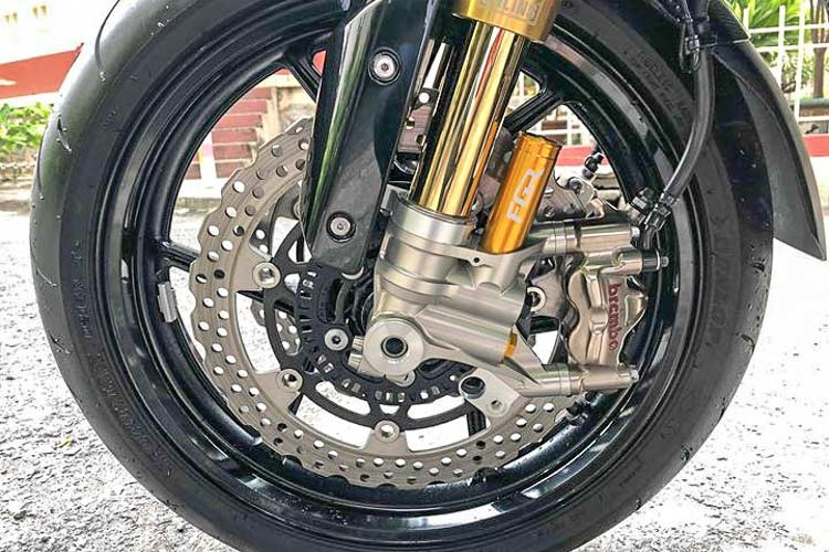 Điểm nổi bật nhất trên bản độ Kawasaki Z1000 này đó là "dàn chân" trước với phuộc Ohlins FGR300, hệ thống phanh đã được nâng cấp với cặp heo Brembo Billet GP4 RX Nickel trước và eo dầu sau 2 Piston Brembo Billet Nickel, cùng với đó là bộ phanh đĩa lớn hàng thửa.