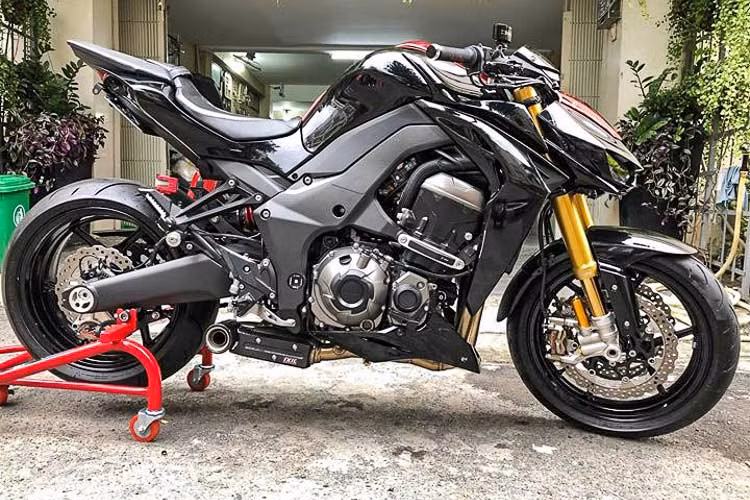 Nhờ một loạt những đồ chơi "hàng khủng" được chủ nhân tuyển chọn kỹ lưỡng, chiếc naked-bike Kawasaki Z1000 độ khủng này đã được nâng cấp về mọi mặt, không chỉ có ngoại hình ấn tượng mà còn vận hành tốt hơn. Đáng chú ý, đi kèm biển số "tứ quý 6" chiếc xe được chủ nhân tiết lộ có giá lên đến 1,2 tỷ đồng.