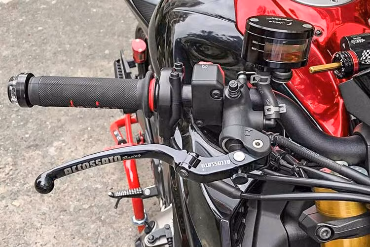 Nằm ở khu vực tay lái của xe siêu naked-bike nhà Kawasaki này là hàng loạt các món đồ chơi đẳng cấp như cặp bao tay Rizoma Lux kèm gù Rizoma, cùm côn vfa phanh của thương hiệu Accossato, trợ lực tay lái Matris, ốp bình xăng bằng sợi carbon và nắp bình xăng hàng hiệu...