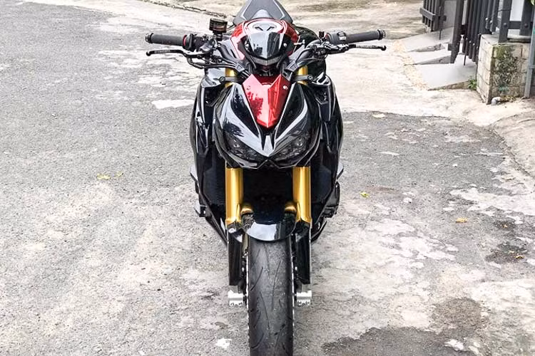 Trong đó, giải pháp chơi Z1000 được nhiều biker lựa chọn là trang bị cho chiếc xe nhiều phụ tùng từ các thương hiệu có tên tuổi để cải thiện mọi mặt của xe, giống như chủ nhân của chiếc Z1000 trong bài viết này. Ở phía trước, anh đã lựa chọn cho chiếc xe kính chắn gió Puig kèm cặp xi-nhan Rizoma nhỏ gọn.