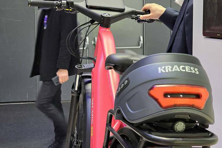 Cụ thể, camera trước cho phép người đi xe đạp chụp ảnh hoặc truyền phát video khung cảnh phía trước, camera phía sau cho phép hệ thống máy tính của xe đạp phát hiện các phương tiện đang đến gần từ phía sau và nháy cảnh báo trên màn hình.