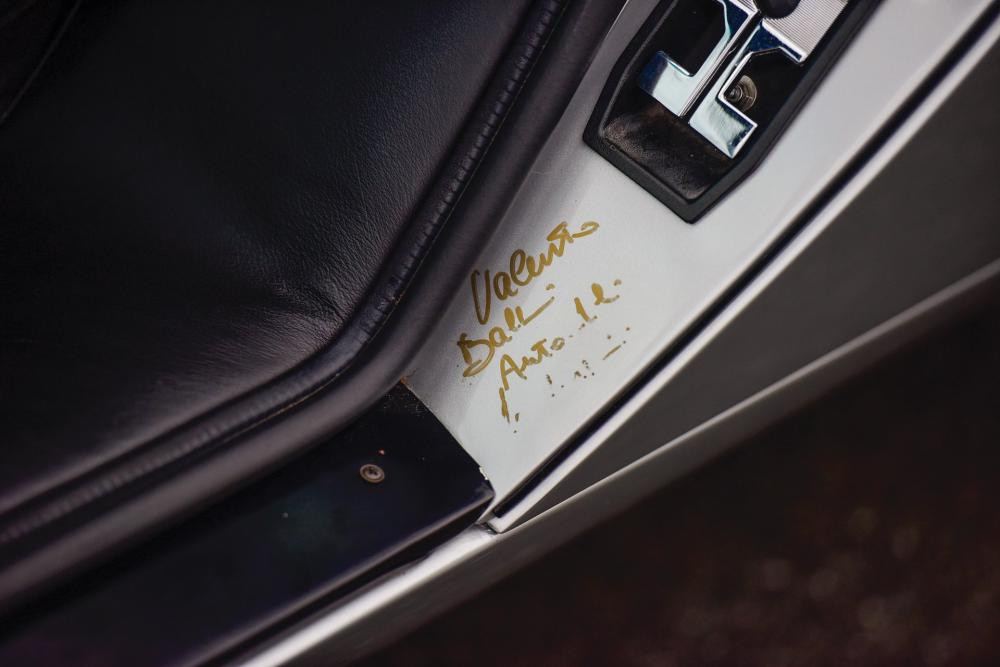 Siêu xe Lamborghini Countach này ban đầu được trang bị động cơ V12, dung tích 4.0 lít, sản sinh công suất tối đa 370 mã lực và mô-men xoắn cực đại đạt 361Nm. Động cơ này kết hợp cùng hộp số tay 5 cấp.