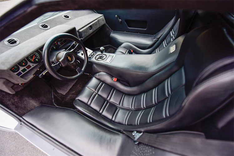 Lamborghini Countach LP400 S Series II là chiếc xe đầu tiên trang bị cửa cắt kéo của hãng siêu xe đến từ Ý. Cửa cắt kéo sau này có mặt trên các dòng xe Murcielago hay Aventador. Ngoài ra, một số siêu xe triệu đô sản xuất giới hạn cũng rất ưa chuộng loại cửa này.