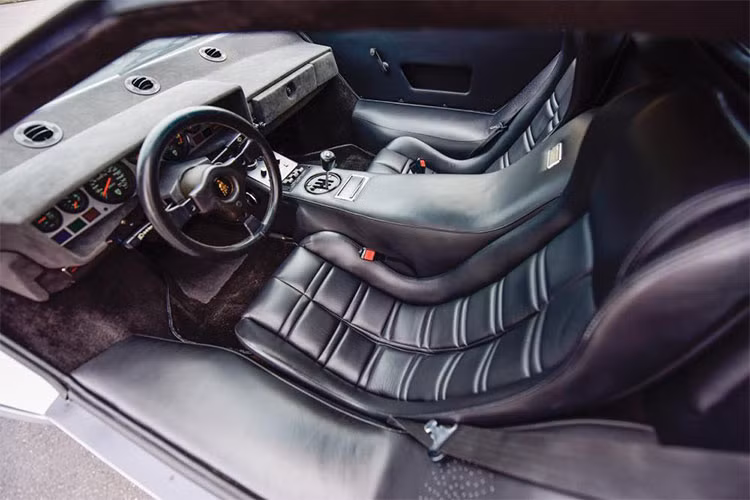 Lamborghini Countach LP400 S Series II là chiếc xe đầu tiên trang bị cửa cắt kéo của hãng siêu xe đến từ Ý. Cửa cắt kéo sau này có mặt trên các dòng xe Murcielago hay Aventador. Ngoài ra, một số siêu xe triệu đô sản xuất giới hạn cũng rất ưa chuộng loại cửa này.