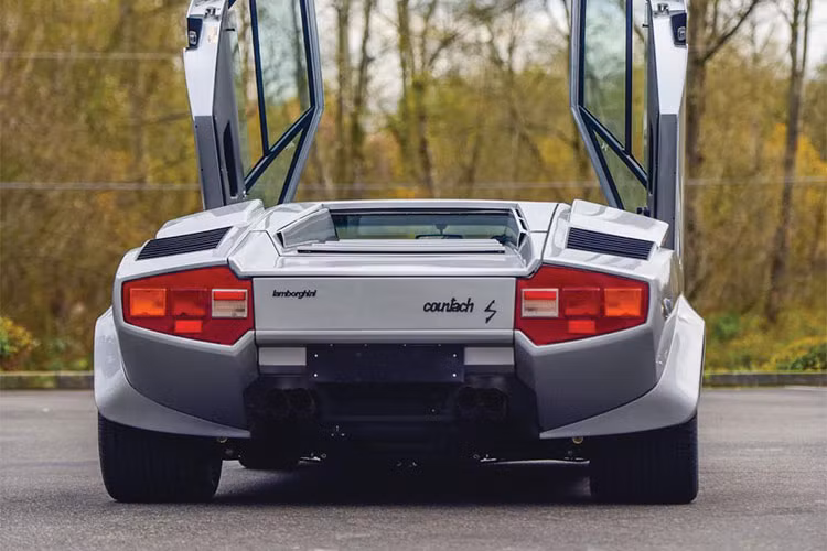 Tất nhiên công việc này do các kỹ sư của Lamborghini thực hiện. Từ lúc phục hồi cho đến nay, siêu xe Lamborghini Countach LP400 S Series II này chỉ lăn bánh thêm khoảng 200 miles, tương đương 322 km.