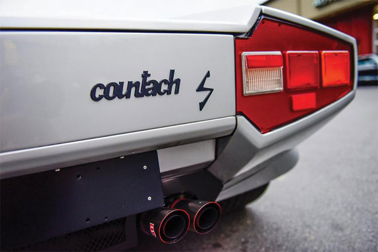 Một chi tiết đáng chú ý trên chiếc Lamborghini Countach LP400 S Series II sẽ được bán đấu giá vào tháng 8/2018 tới đây chính là có chữ ký của Valentino Balboni, tay lái thử xe Lamborghini nổi tiếng ở bệ cửa.