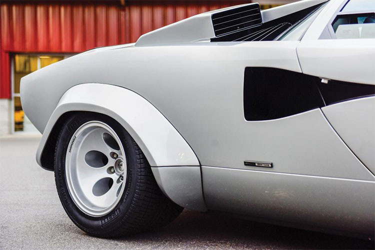 Được biết, chiếc Lamborghini Countach LP400 S Series II này đã hoàn thành quãng đường dài 21,748 miles, tương đương 35.000 km.