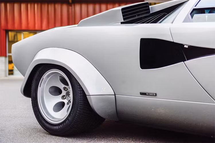 Được biết, chiếc Lamborghini Countach LP400 S Series II này đã hoàn thành quãng đường dài 21,748 miles, tương đương 35.000 km.