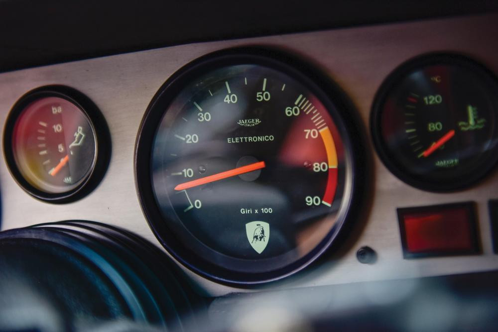 Hãng siêu xe Lamborghini đã gây ấn tượng mạnh với thế giới khi giới thiệu Countach tại triển lãm Geneva Motor Show vào năm 1971. Bên trong khoang lái của Lamborghini Countach LP400 S Series II có nội thất màu đen. Một số linh kiện xuống xấp đã được thay mới nhưng vẫn đảm bảo nguyên bản.