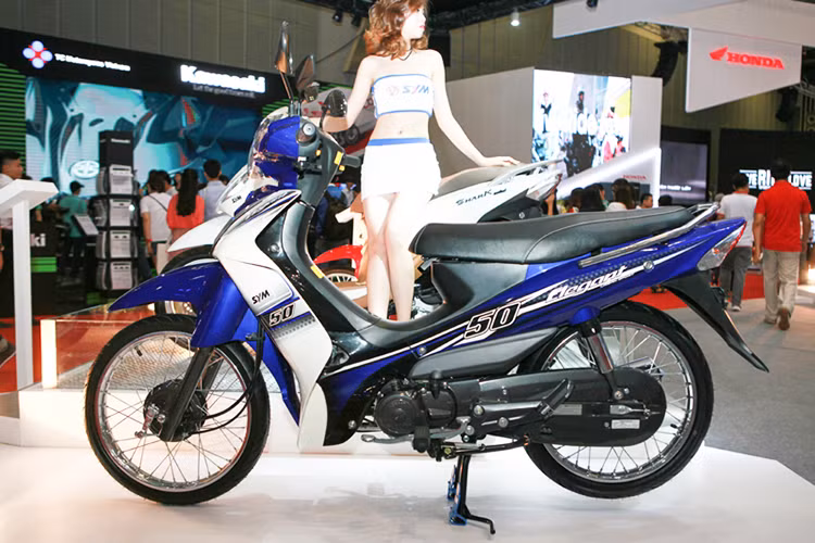 Với sự “phát triển bùng nổ” của các mẫu xe đạp điện tại thị trường Việt Nam, phân khúc xe 50 phân khối dường như không được các hãng xe máy tên tuổi chú trọng, khiến nó dần bị người tiêu dùng lãng quên. Tuy nhiên nhiều hãng xe máy nhỏ vẫn tiếp tục sản xuất phân khúc xe 50cc này.