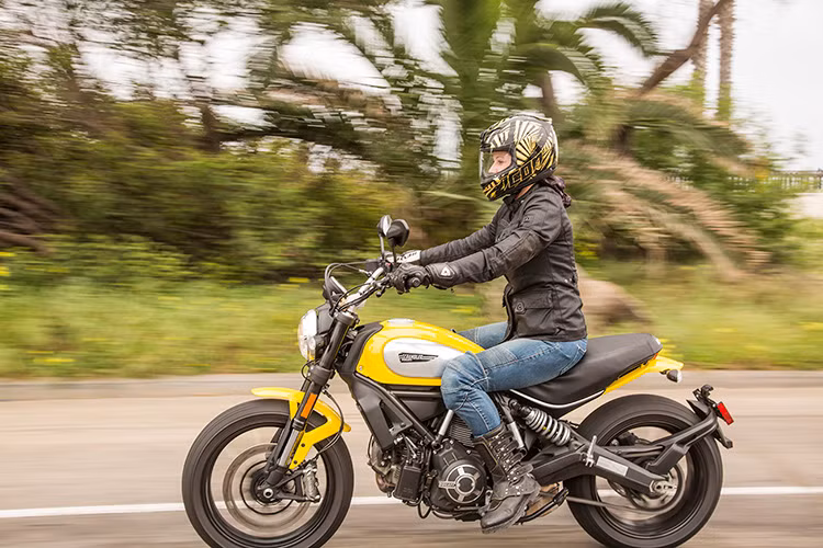Tuy nhiên, trên phiên bản Scrambler 2015, Ducati đã trang bị những công nghệ hiện đại như đèn LED, màn hình điện tử... cùng động cơ mới cho mẫu xe này.