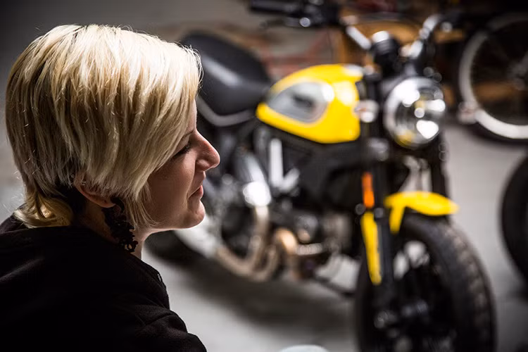 Mới đây, Alicia Mariah Elfving đã được tạp chí Motorcyclist Magazine mời tham gia chạy thử chiếc Ducati Scrambler Icon trong vòng một tuần.