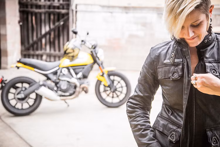 Những đánh giá của cô về dòng xe này đã được đăng trên tạp chí giấy của Motorcyclist với những đánh giá sâu sắc về phong cách cũng như "chất" của dòng xe phong cách hoài cổ này.