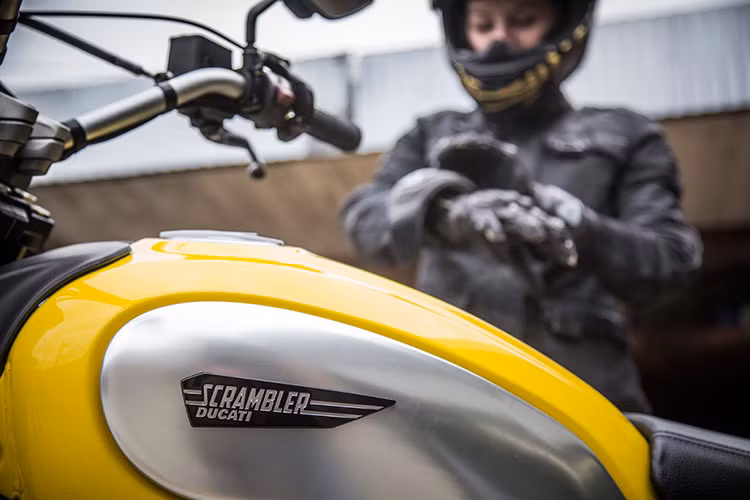 Trong thời gian "cầm cương" Scrambler, Alicia đã có những bức hình cực "chất", toát lên vẻ cá tính, quyến rũ của một nữ biker đích thực.