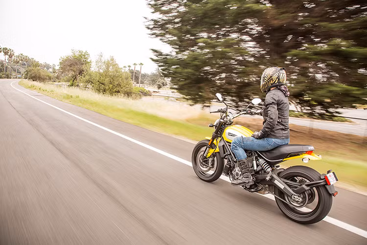 Động cơ là loại 803 phân khối làm mát bằng không khí, phun xăng điện tử, công suất 75 mã lực tại vòng tua máy 8.250 vòng/phút và mô-men xoắn cực đại 68 Nm tại 5.750 vòng/phút. Hộp số 6 cấp.