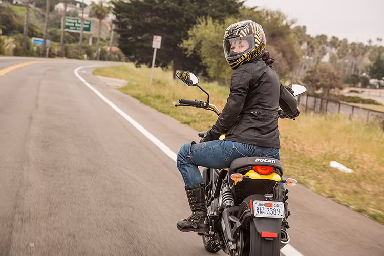 Xe được trang bị vành 10 chấu hợp kim nhẹ với kích thước 17 inch cho bánh trước, 18 inch cho bánh sau, cùng hệ thống phanh hàng hiệu Brembo cùng ABS trên cả hai bánh. Bình xăng dung tích 13,5 lít.