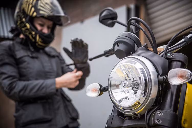 Phiên bản Icon là một trong bốn phiên bản Ducati Scrambler xuất hiện lần đầu tại hội chợ môtô quốc tế Intermot (Đức) tháng 9/2014. 