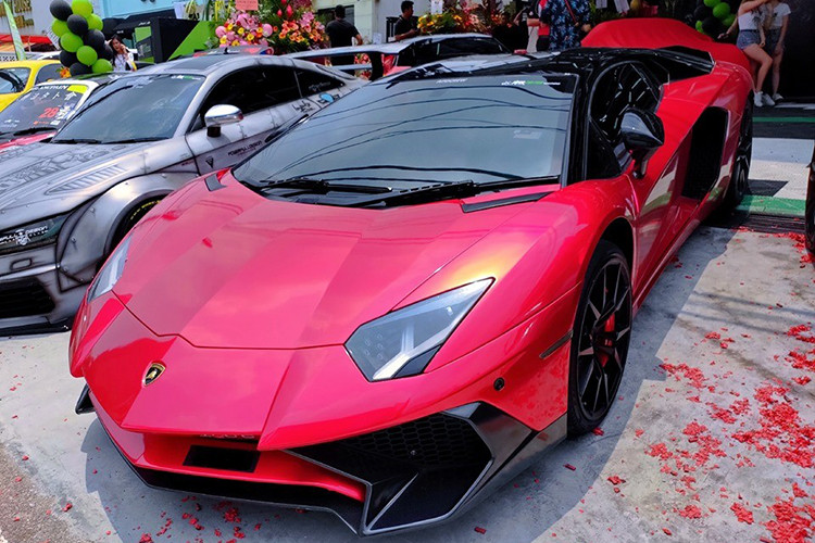 Cùng với Singapore và Thái Lan, các nhà giàu tại Malaysia cũng sở hữu cho riêng mình bộ sưu tập siêu xe cực "khủng" tại thị trường Đông Nam Á. Gần đây, nhân dịp một cửa hàng chuyên làm đẹp và sửa chữa xe độ tại Malaysia được thành lập, một dàn siêu xe và xe độ đã đến chia vui.