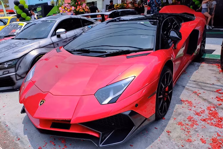 Cùng với Singapore và Thái Lan, các nhà giàu tại Malaysia cũng sở hữu cho riêng mình bộ sưu tập siêu xe cực "khủng" tại thị trường Đông Nam Á. Gần đây, nhân dịp một cửa hàng chuyên làm đẹp và sửa chữa xe độ tại Malaysia được thành lập, một dàn siêu xe và xe độ đã đến chia vui.