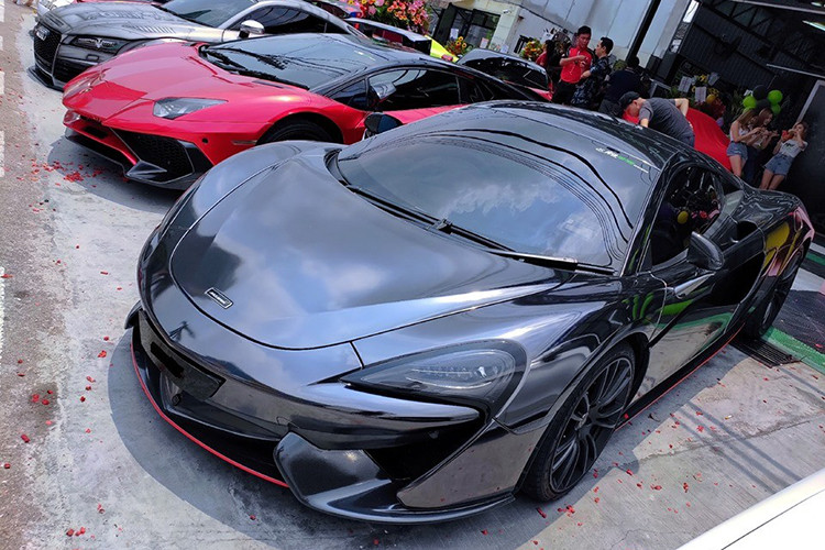 Siêu xe McLaren 570S, đỗ cùng Lamborghini Aventador LP700-4 độ phiên bản hàng hiếm Aventador LP750-4 SV và một chiếc Audi độ body kit thân rộng. McLaren 570S sử dụng động cơ V8, tăng táp kép, dung tích 3.8 lít, sản sinh công suất tối đa 562 mã lực và mô-men xoắn cực đại 600 Nm, động cơ kết hợp cùng hộp số 7 cấp SSG.