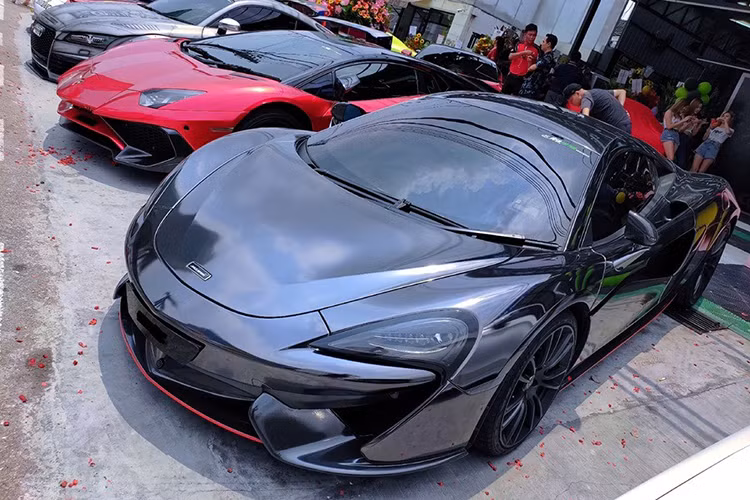 Siêu xe McLaren 570S, đỗ cùng Lamborghini Aventador LP700-4 độ phiên bản hàng hiếm Aventador LP750-4 SV và một chiếc Audi độ body kit thân rộng. McLaren 570S sử dụng động cơ V8, tăng táp kép, dung tích 3.8 lít, sản sinh công suất tối đa 562 mã lực và mô-men xoắn cực đại 600 Nm, động cơ kết hợp cùng hộp số 7 cấp SSG.