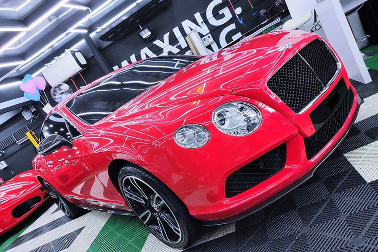 Một chiếc Bentley Continental GT màu đỏ được độ body kit carbon. Phía sau còn có siêu xe Ferrari F430 màu đỏ cũng ấn tượng không kém.