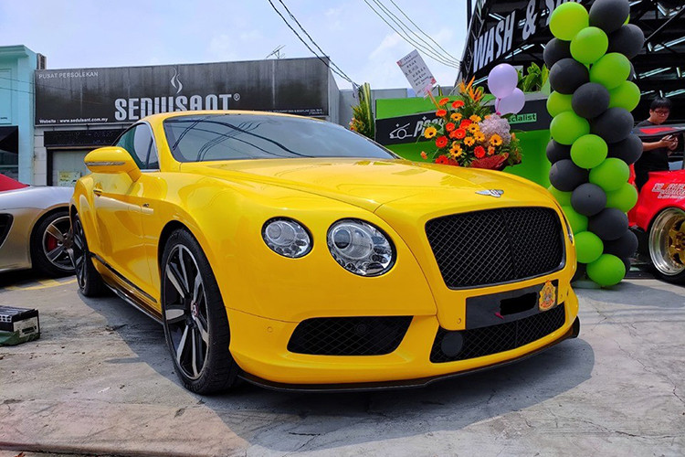 Xe siêu sang thể thao Bentley Continental GT V8 màu vàng rực. 