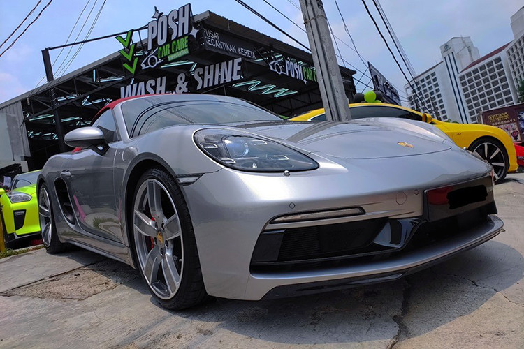 Một chiếc Porsche 718 Boxster phiên bản S cũng góp mặt.