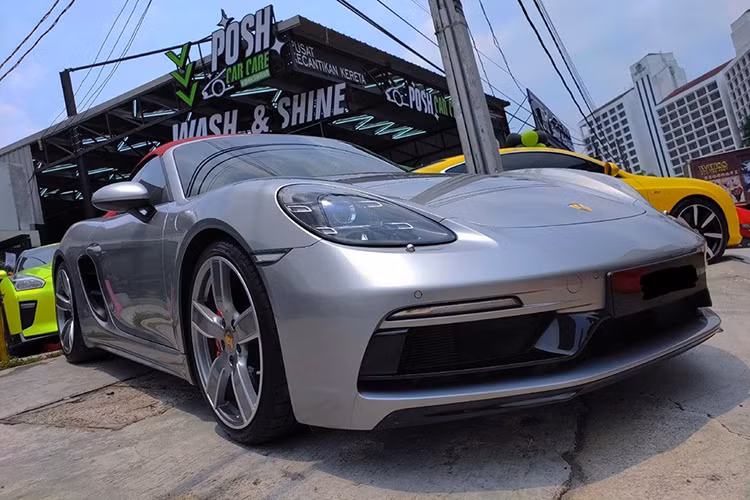 Một chiếc Porsche 718 Boxster phiên bản S cũng góp mặt.