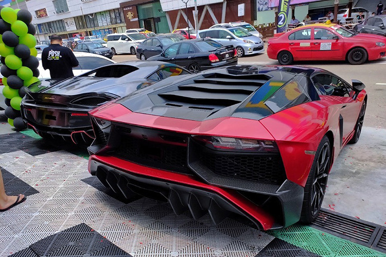 Dàn siêu xe độ khủng xuất hiện ở đây như Lamborghini Aventador, Lamborghini Huracan đều biến mình trong những bản độ body kit carbon đình đám. Chưa hết còn có một chiếc Audi độ thân rộng rất cá tính. Ngoài ra, dàn siêu xe còn có McLaren 570S, Ferrari F430 hay một vài chiếc Coupe hạng sang của Bentley Continental GT V8 hay Bentley Continental GT W12 xuất hiện.