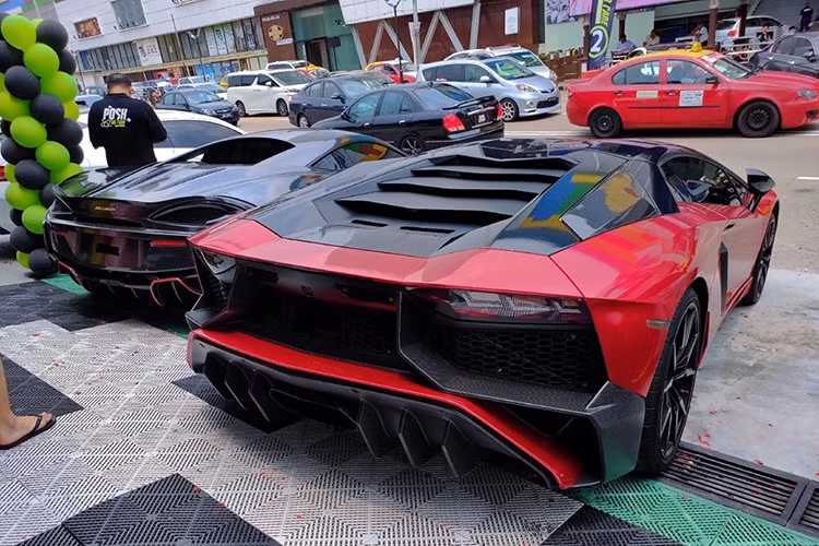Dàn siêu xe độ khủng xuất hiện ở đây như Lamborghini Aventador, Lamborghini Huracan đều biến mình trong những bản độ body kit carbon đình đám. Chưa hết còn có một chiếc Audi độ thân rộng rất cá tính. Ngoài ra, dàn siêu xe còn có McLaren 570S, Ferrari F430 hay một vài chiếc Coupe hạng sang của Bentley Continental GT V8 hay Bentley Continental GT W12 xuất hiện.