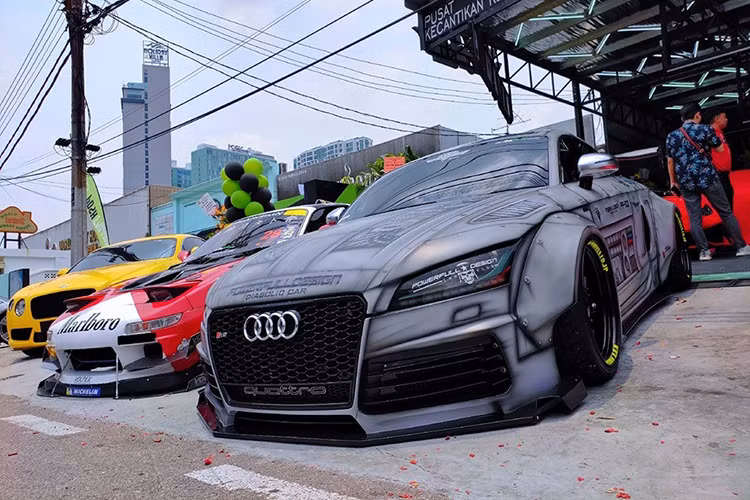 Hai chiếc xe thể thao độ đầy cá tính của dân chơi Malaysia, nhưng nổi bật nhất chính là siêu xe Audi R8 mang gói độ thân rộng cực kỳ ấn tượng.