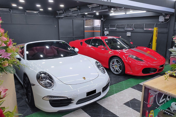 Siêu xe Ferrari F430 được trang bị động cơ V8, dung tích 4,3 lít, sản sinh công suất tối đa 490 mã lực và mô-men xoắn cực đại 465 Nm. F430 mất khoảng 4 giây để tăng tốc 0-100 km/h trước khi đạt vận tốc tối đa 315 km/h. Chiếc xe có mức tiêu thụ nhiên liệu trung bình khoảng 20 lít xăng/100km.