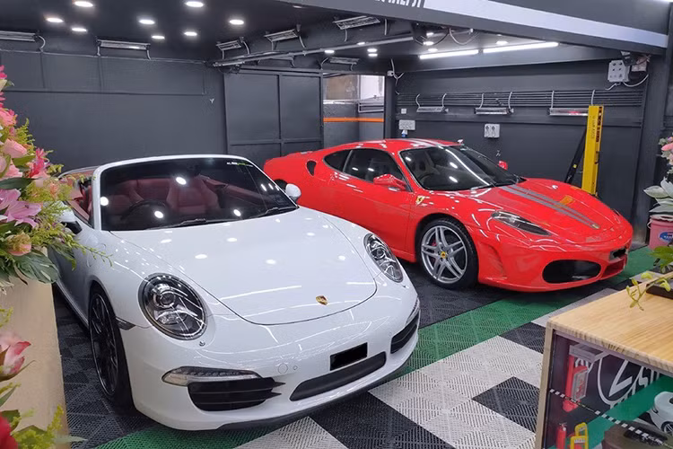 Siêu xe Ferrari F430 được trang bị động cơ V8, dung tích 4,3 lít, sản sinh công suất tối đa 490 mã lực và mô-men xoắn cực đại 465 Nm. F430 mất khoảng 4 giây để tăng tốc 0-100 km/h trước khi đạt vận tốc tối đa 315 km/h. Chiếc xe có mức tiêu thụ nhiên liệu trung bình khoảng 20 lít xăng/100km.