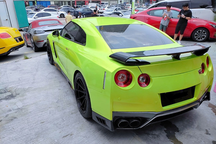 Siêu xe đường phố Nissan GT-R cũng góp mặt với các chi tiết thân xe đã được chủ nhân độ lên khá ấn tượng, đặc biệt là màu sơn xanh nổi bật.