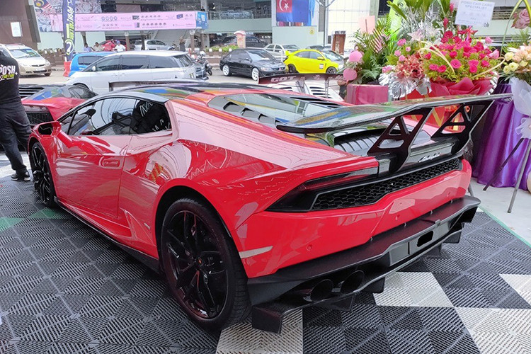 Có mặt trong sự kiện siêu xe mới diễn ra ở Malaysia phải kể đến một chiếc Siêu xe Lamborghini Aventador LP700-4 độ, cụ thể nó đã được chủ nhân nâng cấp lên bộ body kit của phiên bản hàng hiếm Lamborghini Aventador LP750-4 SV chỉ có 600 chiếc trên toàn thế giới.