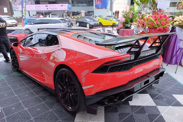 Có mặt trong sự kiện siêu xe mới diễn ra ở Malaysia phải kể đến một chiếc Siêu xe Lamborghini Aventador LP700-4 độ, cụ thể nó đã được chủ nhân nâng cấp lên bộ body kit của phiên bản hàng hiếm Lamborghini Aventador LP750-4 SV chỉ có 600 chiếc trên toàn thế giới.