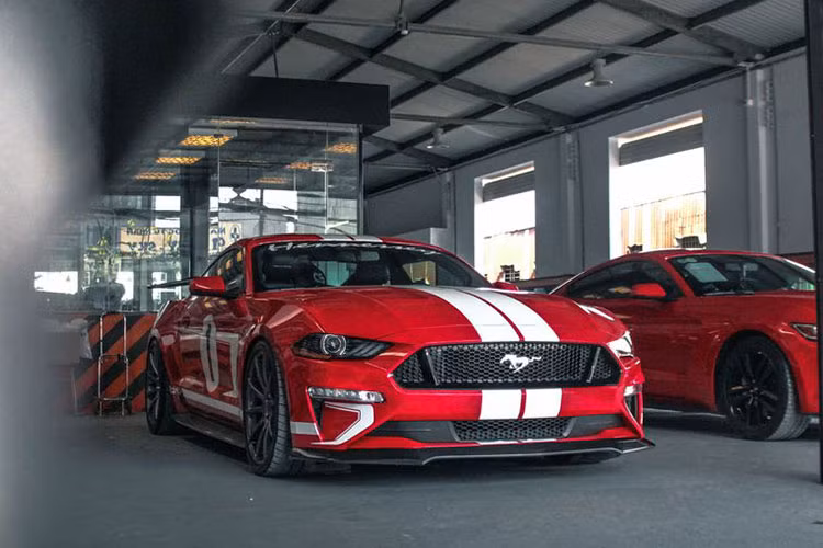 Tại thị trường nước ngoài, giá Ford Mustang Hennessey từ 90.000 USD (tương đương khoảng 2,115 tỷ đồng). Nhưng chắc chắn giá bán tại Việt Nam sẽ cao hơn nhiều, theo dự đoán giá xe rơi vào khoảng 5 tỷ đồng.