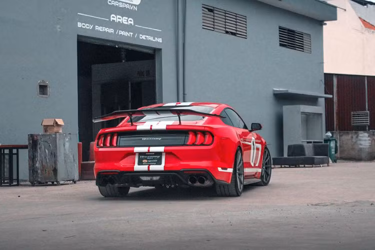 Ngoài ra, chiếc xe Ford Mustang độ này còn được lắp đặt bộ mâm thể thao, lốp đua của Michellin, kết hợp với hệ thống phanh đĩa hiệu suất cao Brembo. Đối với nội thất, xe sở hữu các ghế ngồi có in logo Henessey.