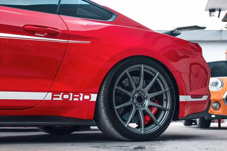 Những thay đổi ở hệ thống bơm nhiên liệu và làm mát có thể cho ra tới 808 mã lực và mô-men xoắn cực đại 918Nm. Nhờ đó, xe chỉ cần khoảng 3,3 giây để tăng tốc từ 0 - 100 km/h, tốc độ tối đa đạt 100 km/h.