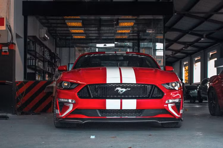 Được xây dựng từ bản Ford Mustang GT, chiếc Hennessey Heritage Edition Mustang tại Việt Nam vẫn sử dụng động cơ tiêu chuẩn V8 5.0L, nhưng đã được Hennessey nâng cấp bằng cách thêm một bộ siêu nạp.