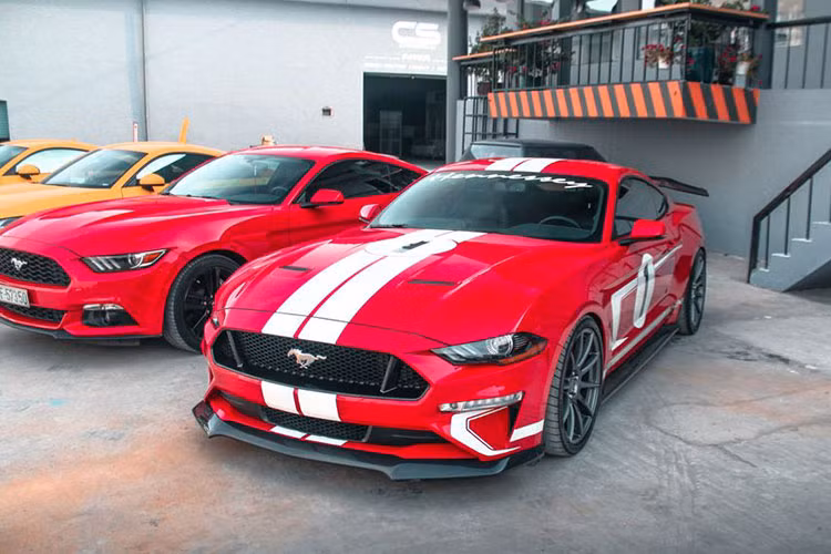 Không chỉ là 1 trong 20 chiếc Ford Mustang 808 mã lực độ bởi Henessey, chiếc xe này tại Việt Nam còn đặc biệt hơn vì là chiếc đầu tiên xuất xưởng đánh số thứ tự 1 ở bên hông xe và trong vỏ động cơ. Vì vậy, ngay khi vừa về nước, chiếc xe cơ bắp lập tức thu hút sự chú ý của giới mê xe.